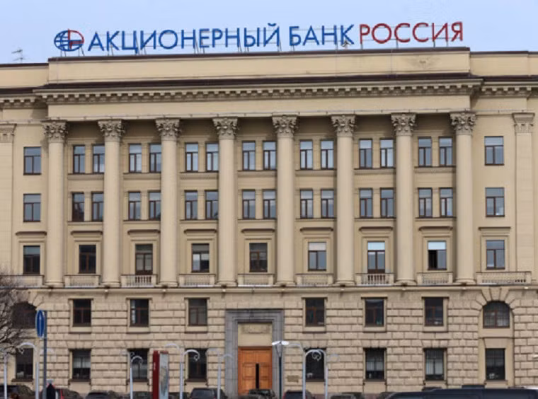 Ngân hàng Rossiya là một ngân hàng trực thuộc nhà nước Nga được thành lập ngày 27/6/1990 có trụ sở chính tại thành phố St.Petersburg. Đây là ngân hàng đầu tiên bị phương tây áp đặt lệnh trừng phạt vì các chuyên gia nhận định các nhân vật "chóp bu" của Nga đều có tài khoản trong ngân hàng này.