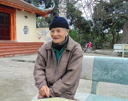 Cụ Lưu Trung Sơ, 78 tuổi, sống sát đình Miễu kể những câu chuyện kỳ bí cho phóng viên nghe.