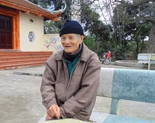 Cụ Lưu Trung Sơ, 78 tuổi, sống sát đình Miễu kể những câu chuyện kỳ bí cho phóng viên nghe.