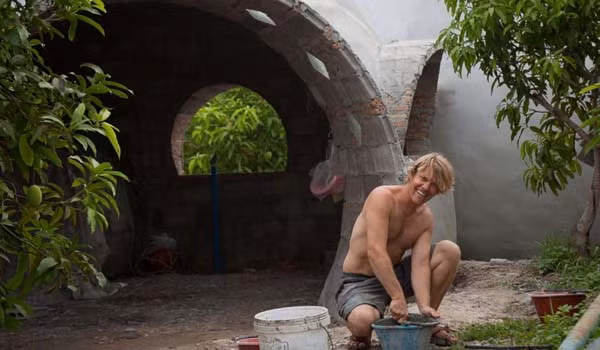 Anh Steve Areen có đam mê kiến trúc đã tự xây dựng cho mình 1 khu resort mini tại Thái Lan với những vật liệu có sẵn tại địa phương, hầu hết là miễn phí.