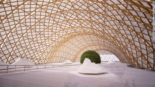 Một trong những kiến trúc nổi bật nhất của ông Ban là trung tâm triển lãm Hannover tại Đức. Ông đã mất 3 tuần để xây dựng trung tâm từ hàng ngàn ống giấy.