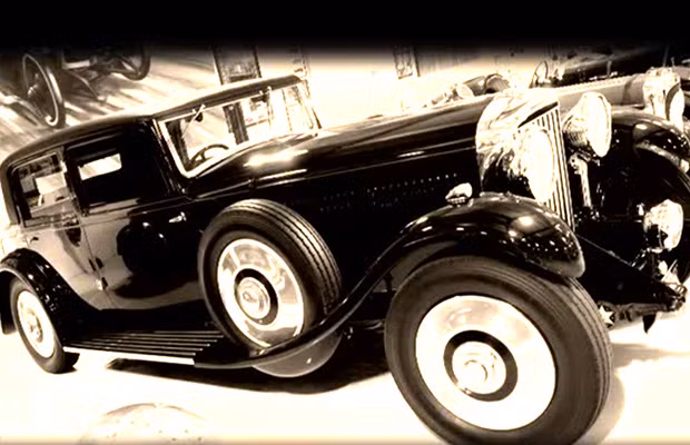 Chiếc Bentley 8-Liter sản xuất từ năm 1931 được Jay Leno mua về từ một người dân làm nghề chăn nuôi tại Chi Lê. Chiếc xe này từng được dùng để chuyển chở các quan chức Anh tại thời điểm đó.