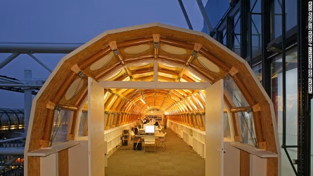 Văn phòng làm việc của ông Shigeru Ban được thiết kế hình ống với chất liệu chủ yếu là các ống giấy nằm trên tầng thượng trung tâm thương mại Pompidou tại Paris, nước Pháp.