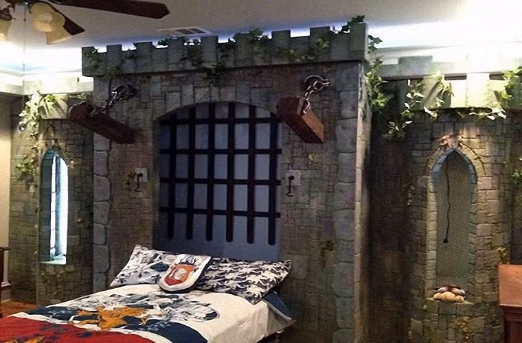 Mô hình thành trì trung cổ được xây dựng bằng gỗ và giấy ở một góc tường, rất tiện lợi cho việc trang trí căn phòng cũng như... giấu góc giường bừa bộn của bạn.