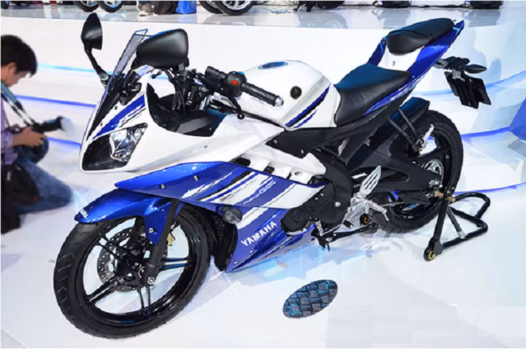 Yamaha IZF-R15 nhấn mạnh vào chi tiết đèn pha và đèn đuôi tạo nên phong cách mạnh mẽ cho dòng xe mới. Xe sử dụng động cơ 1 xi lanh 149 cc thông qua hộp số tự động 6 cấp.