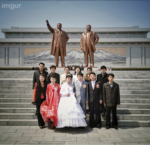 Chụp ảnh cưới dưới chân tượng nhà lãnh đạo.