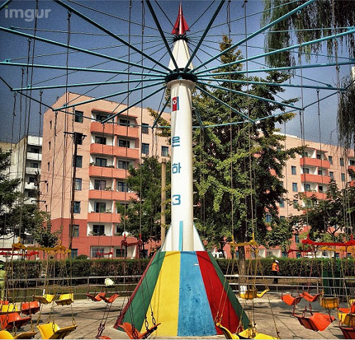 Mô hình tên lửa làm xích đu cho trẻ em.