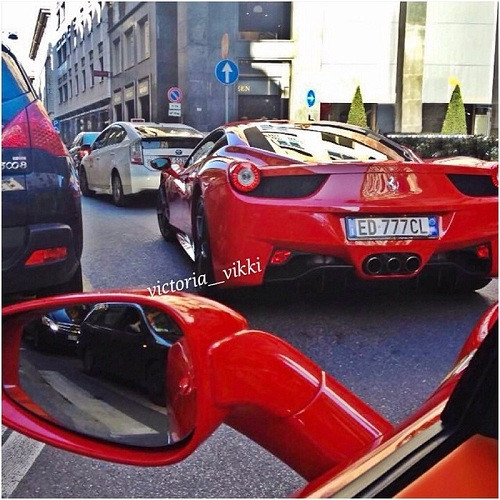 Hình ảnh chụp được trên đường chiếc Ferrari của Vikki mang biển số siêu đẹp ED 777Cl.