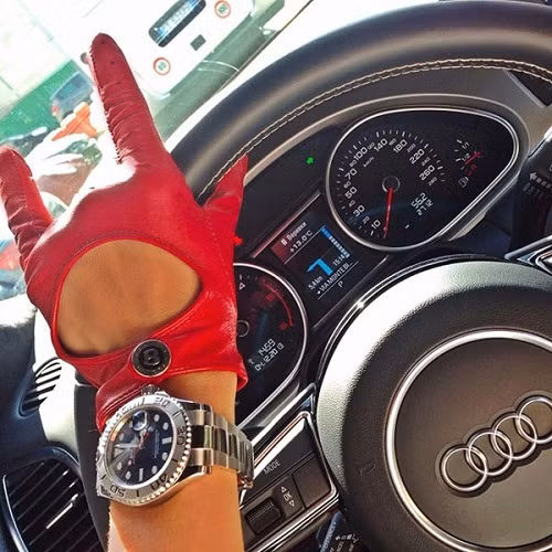 Hình ảnh Vikki đăng trên trang cá nhân khi đang lái chiếc Audi hạng sang cùng với đồng hồ xịn và găng tay da cao cấp.