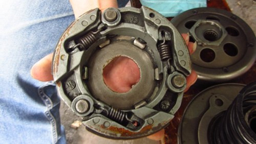 Theo ông Nguyễn Xuân Định, có thể 1 trong 3 vố lò xo trong bộ côn xe SH bị gãy dẫn đến sự cố trên.