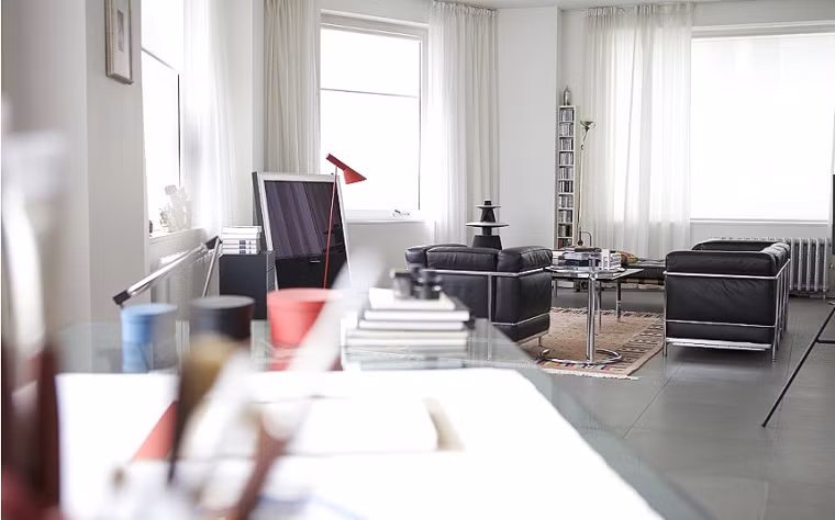 David Chipperfield sống tại Berlin, Đức trong ngôi nhà đơn giản với gam màu trắng chủ đạo. Ông cho biết, mình thích sự đơn giản, rộng rãi, tiện lợi.