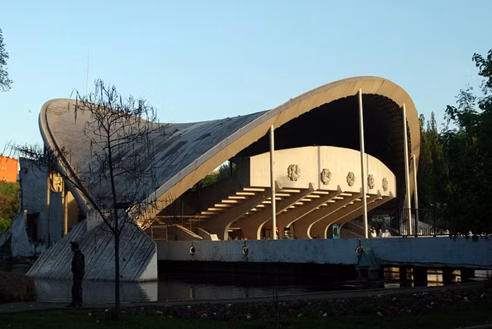 Nhà hát mùa hè nằm giữa một ao nhỏ trong công viên Dnepropetrovsk, Ukraine được xây dựng từ năm 1978 là từng là biểu tượng một thời của Ukraine.