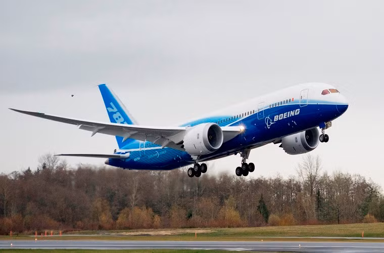 Boeing 787 là chiếc máy bay lớn đầu tiên sử dụng vật liệu composite dùng cho ngành hàng không vũ trụ. Tốc độ tối đa của máy bay lên tới 0.85 mach (khoảng 1052km/h), tầm bay khoảng 14 -15 nghìn km.