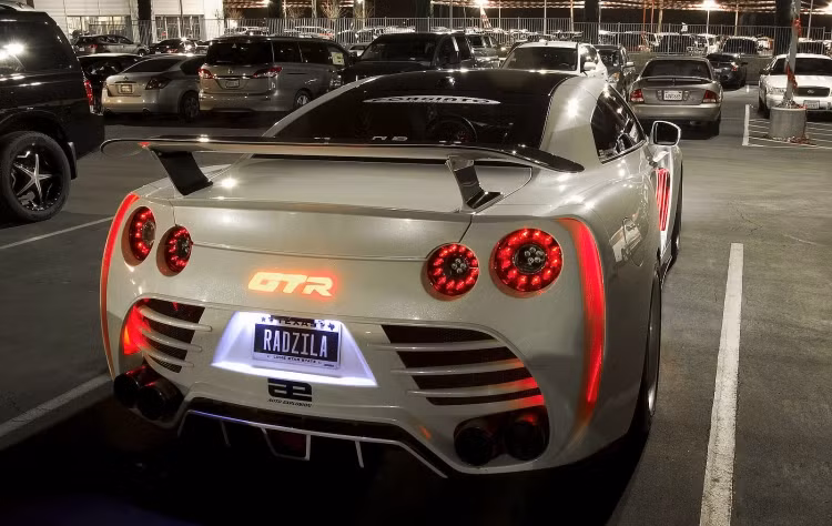 Đuôi xe không có nhiều thay đổi ngoại trừ Logo của hãng được làm sáng nổi bật cùng cửa gió độ lại trông hầm hố và cứng cáp hơn.