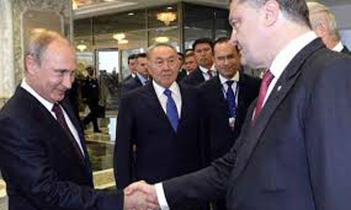 Tổng thống Putin bắt tay với người đồng cấp Poroshenko trong cuộc gặp cuối tháng 8/2014.