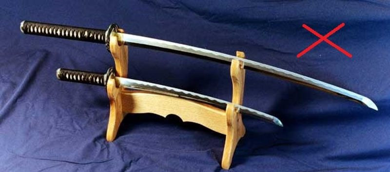 Vật trang trí sắc nhọn. Xét về phong thủy, nếu trong nhà đặt những vật sắc nhọn mang nhiều sát khí, dễ gây tổn hại sức khỏe của bạn. Đặc biệt, với những món đồ này có thể mang đến áp lực, ảnh hưởng xấu tới tâm trạng và sức khỏe con người. 