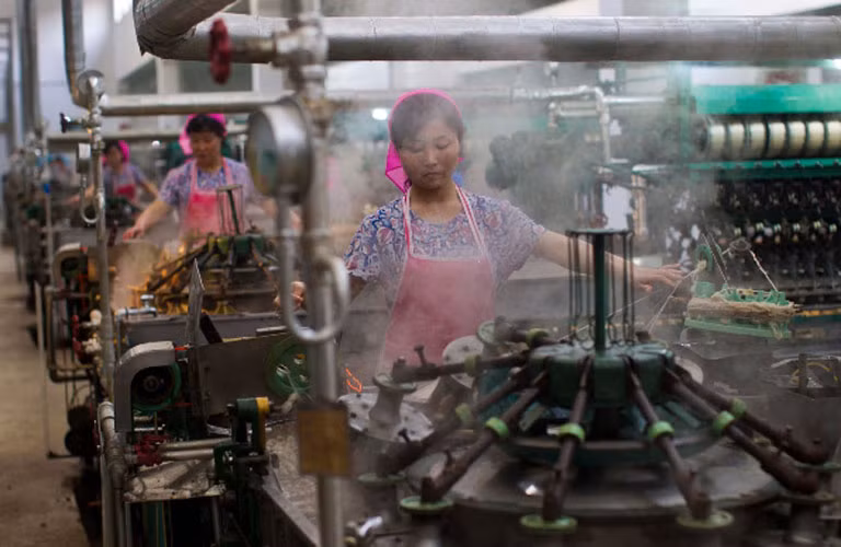 Nữ công nhân Triều Tiên làm việc trong nhà máy sợi ở Bình Nhưỡng.