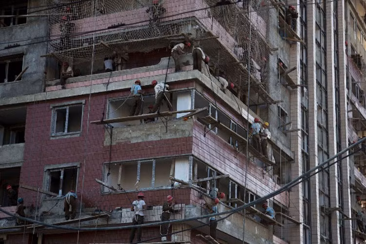 Công nhân làm việc ở một tòa nhà cao tầng đang được xây dựng ở Bình Nhưỡng.
