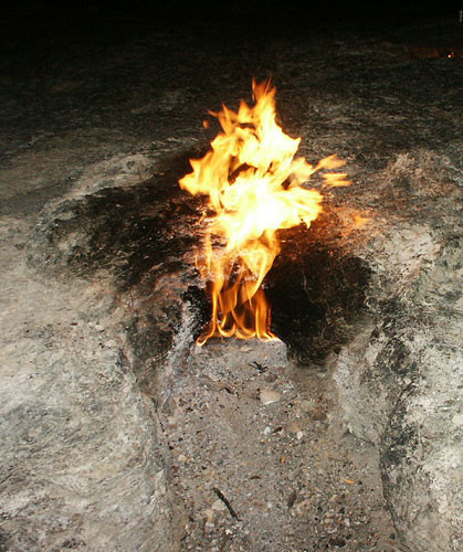 Có khoảng hơn một chục ngọn lửa bất diệt cháy liên tục ít nhất 2.500 năm bởi khí mê-tan thoát ra từ các hốc đá ở vùng núi Chimaera.