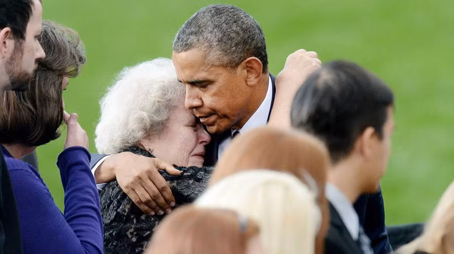 Tổng thống Mỹ Barack Obama an ủi gia đình các nạn nhân vụ xả súng ở Công xưởng Hải quân Mỹ tại đài tưởng niệm những người đã thiệt mạng tại Washington, DC ngày 22/9 – một tuần sau thảm kịch khiến 12 người thiệt mạng.