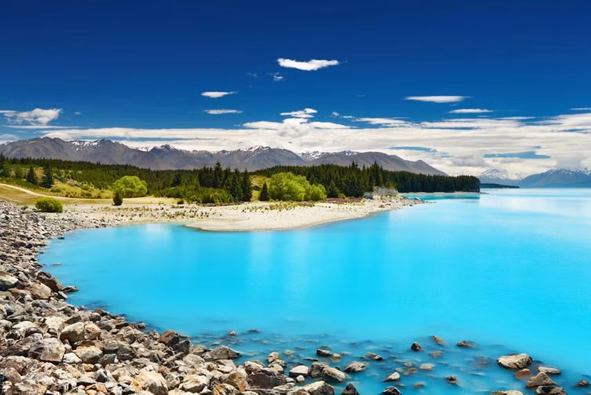 7. Hồ Pukaki là hồ lớn nhất trong 3 hồ gần như chạy song song nhau theo hướng Bắc Nam dọc theo rìa Bắc của lưu vực sông Mackenzie trên đảo Nam, New Zealand.