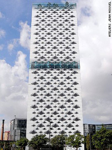 10. Khách sạn Renaissance Barcelona Fira (Tây Ban Nha) Khách sạn Renaissance Barcelona Fira Hotel có mặt tiền toàn màu trắng, ngoại trừ phía bắc - màu đen. Các cửa sổ khách sạn được thiết kế hình lá cọ. Bên trong nội thất tòa nhà thiết kế một vườn cọ 300 cây.