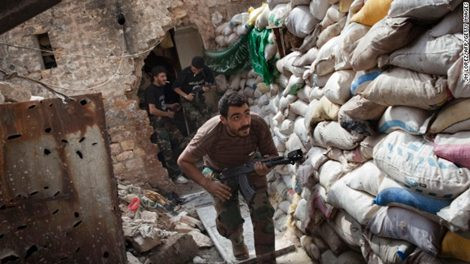 Chiến binh quân nổi dậy Syria chiến đấu ở thành phố Aleppo.