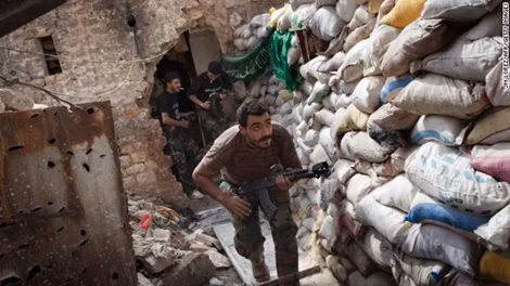 Chiến binh quân nổi dậy Syria chiến đấu ở thành phố Aleppo.