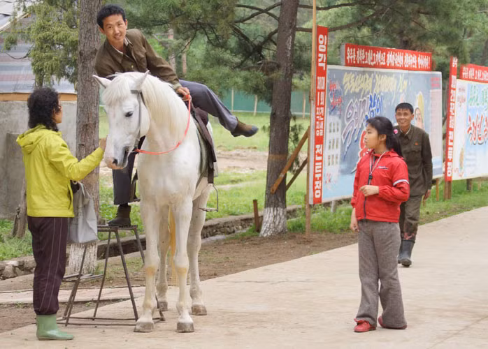 Đến thăm sở thú Bình Nhưỡng, du khách có cơ hội cưỡi ngựa và lạc đà.