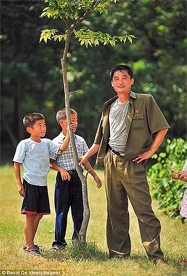 Nụ cười tươi tắn trên môi của một chiến sĩ bên cạnh các em nhỏ ở Triều Tiên.