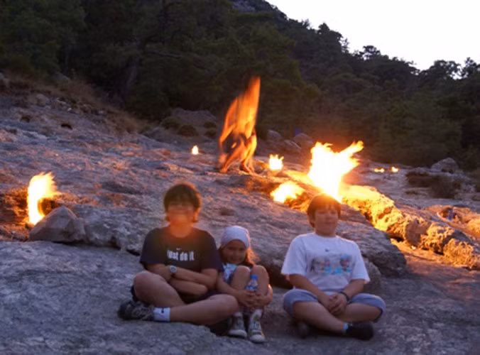 Những ngọn lửa rực cháy trong đá ở Chimaera hoạt động mạnh mẽ hơn vào mùa đông.