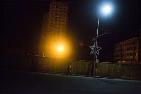 Đường phố Bình Nhưỡng buổi tối không lấp lánh ánh đèn như thủ đô các nước khác trên thế giới.