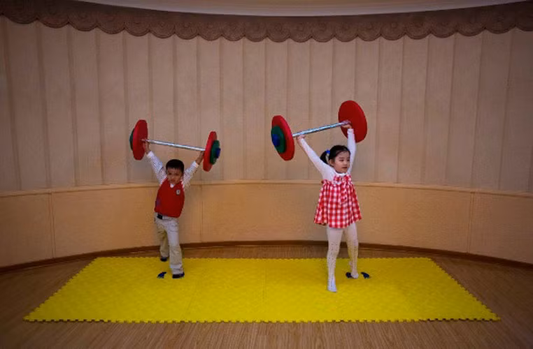 Trẻ em tập tạ tại một trường nghệ thuật ở Bình Nhưỡng.