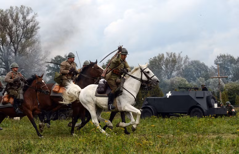 Màn biểu diễn lại một trận chiến trong Chiến tranh thế giới thứ 2 giữa quân đội Ba Lan và Đức ở Lomianki, Ba Lan.