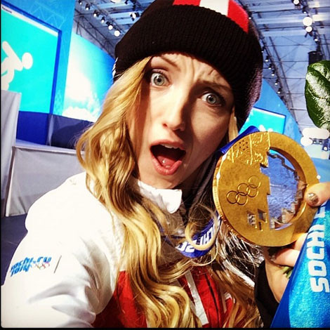 Nữ VĐV 19 tuổi người Canada Justine Dufour-LaPointe làm bộ mặt nhăn nhó trong bức ảnh chụp cùng chiếc huy chương vàng, mà cô mới giành được hồi cuối tuần trước.