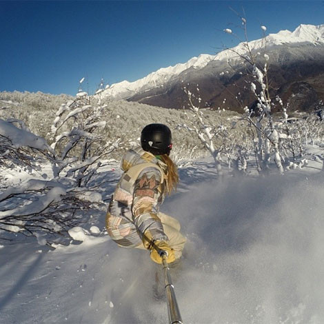 Khung cảnh tuyệt đẹp hiện ra trong bức ảnh chụp trong buổi tập của Jamie Anderson, VĐV người Mỹ ở bộ môn trượt tuyết Slopestyle.