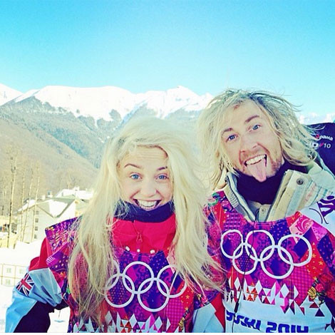 VĐV Sage Kotsenburg đến từ Mỹ chụp ảnh nhắng nhít bên cạnh Aimee Fuller, nữ VĐV người Anh. Sage là người đầu tiên dành được tấm huy chương vàng tại Thế vận hội này với thành tích đứng đầu chung cuộc ở nội dung trượt tuyết trên ván dành cho nam.