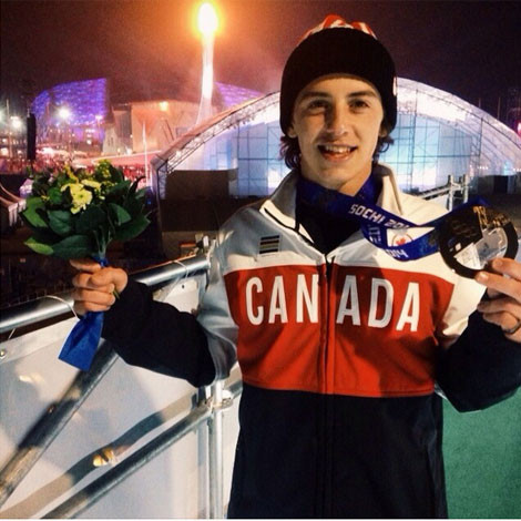 Mark McMorris, VĐV Canada thuộc tuyển trượt tuyết trên ván, chụp cùng với tấm huy chương đồng mà anh giành được trong Olympic này.