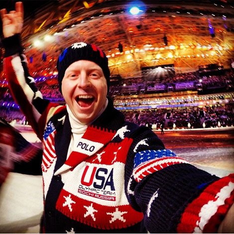 VĐV Canada Nate Holland thể hiện sự hân hoan trong thời khắc của lễ khai mạc TVH Sochi.