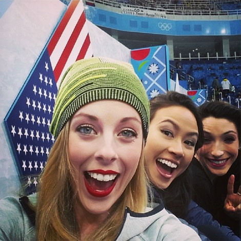 Người đẹp Ashley Wagner cùng các đồng đội trong tuyển trượt băng nghệ thuật Mỹ khoe bức ảnh tự sướng trên Instagam.