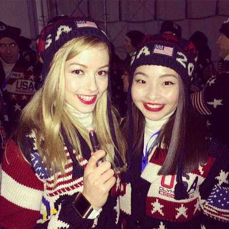 Hai thành viên của đội tuyển trượt tuyết Mỹ Gracie Gold và Maia Shibutani khoe nụ cười tươi rói trong bức ảnh chụp trước giờ diễn ra lễ khai mạc Olympic Sochi hôm 7/2.