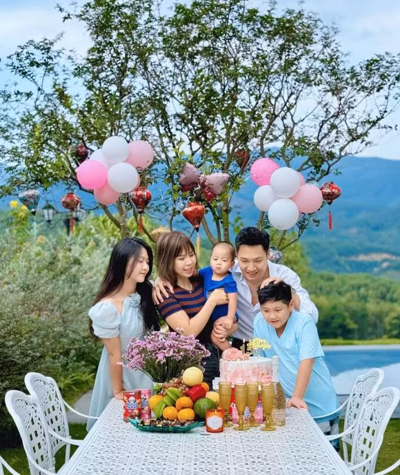 Ba xa Manh Truong “flex” ca gia dinh tat bat don nha don Tet-Hinh-5