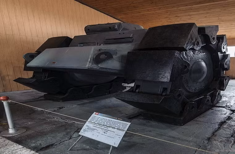 Xe rà mìn được chế tạo năm 1942 nhưng không được thành công cho lắm.