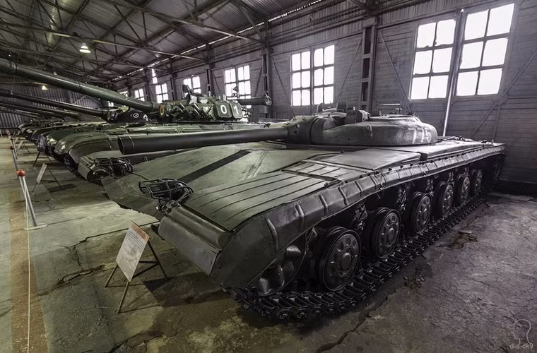 Xe tăng phóng tên lửa có điều khiển Object 775 ra đời năm 1962 với một khẩu pháo 125mm kiêm chức năng bắn tên lửa. Với kíp lái 2 người, tốc độ tối đa 66km/h và dự trữ 24 quả tên lửa cộng với 48 quả đạn pháo 125mm, đây là một chiếc xe tăng khá lợi hại.