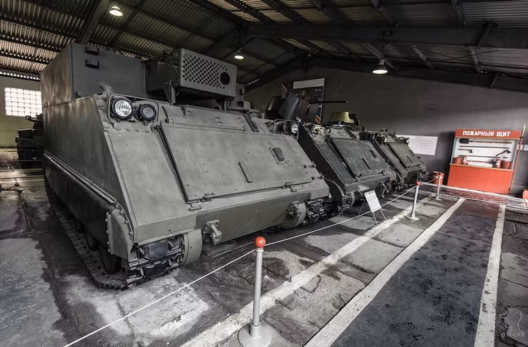 Phiên bản xe chỉ huy M577 của xe bọc thép chở quân M113 được sử dụng rộng rãi trong quân đội nhiều nước trên thế giới. Nó đã theo chân Quân đội Mĩ tham chiến trong chiến tranh Việt Nam và bị bắt sống lẫn bị tiêu diệt khá nhiều bởi quân giải phóng Việt Nam.