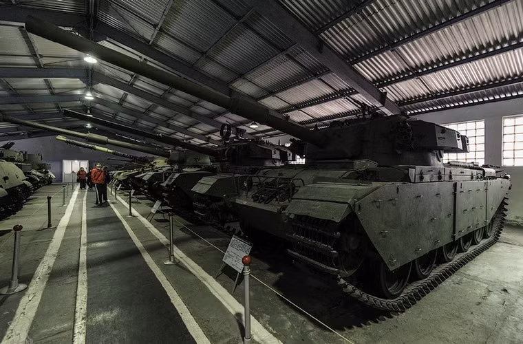 Xe tăng hạng trung Centurion MK 10 của Anh, sử dụng pháo 105mm và đại liên 12,7mm.