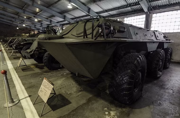 Xe bọc thép chở quân ZIL-153, phiên bản thử nghiệm với 2 động cơ bơi nước phía sau.