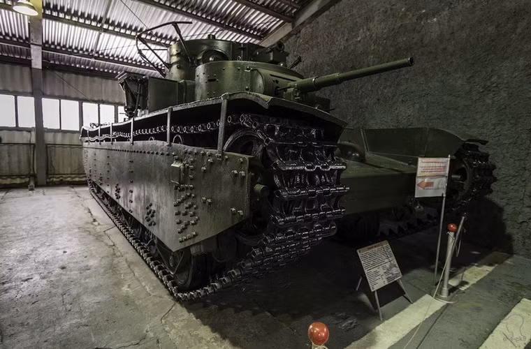 Xe tăng hạng nặng T-35 của Liên Xô, được sản xuất năm 1933 nhưng thiết kế kém cỏi ảnh hưởng từ Thế chiến thứ nhất đã khiến nó không ghi được công trạng gì trong Chiến tranh Thế giới thứ 2 ngoài việc duyệt binh.