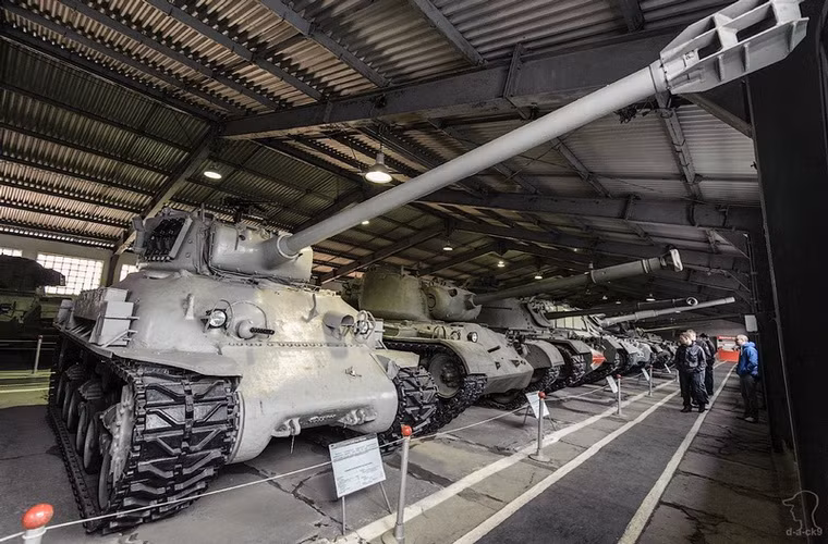 Trong hình là chiếc xe tăng Super Sherman, phiên bản M4 Sherman của Israel sử dụng pháo 105mm của Pháp, đã từng tham gia các cuộc chiến tranh 6 ngày năm 1967 và Yom Kippur với những chiếc xe tăng T-34-85 hay T54/55/62 của quân đội các nước Ả Rập.