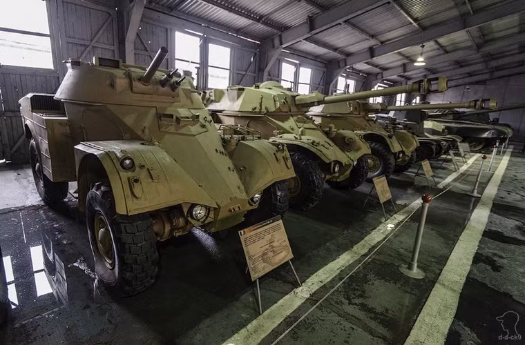 Xe bọc thép trinh sát Panhard AML 245 của Pháp.